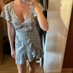 Superfin oanvänd klänning ifrån zara!  - Oanvänd prickig klänning från zara med volanger. Nypris 399 kr. Skulle säga att den även passar en S. Pris kan diskuteras!! 