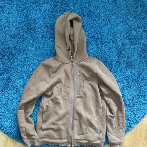 Sail Racing zip hoodie 160 - SAIL racing zip hoodie stl 160cm fint skick använd bara ett par gånger.