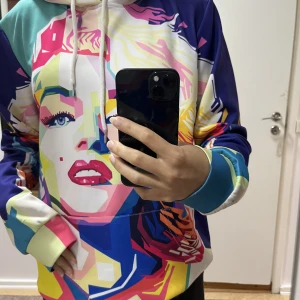 Snygg multifärgad hoodie - En super skön, fin och färgstark hoodie med tryck. Kan användas i flera storlekar (s,m,l)