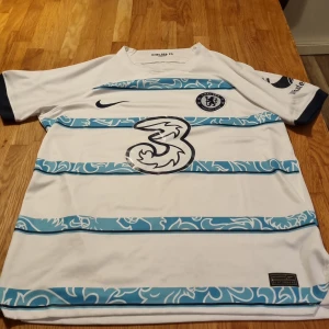 Chelsea matchtröja  - Säljer nu min chelsea matchtröja som är anvä d endast ett fåtel gånger, men väljer att sälja den då den är alldeles för stor för mig(Storlek M).