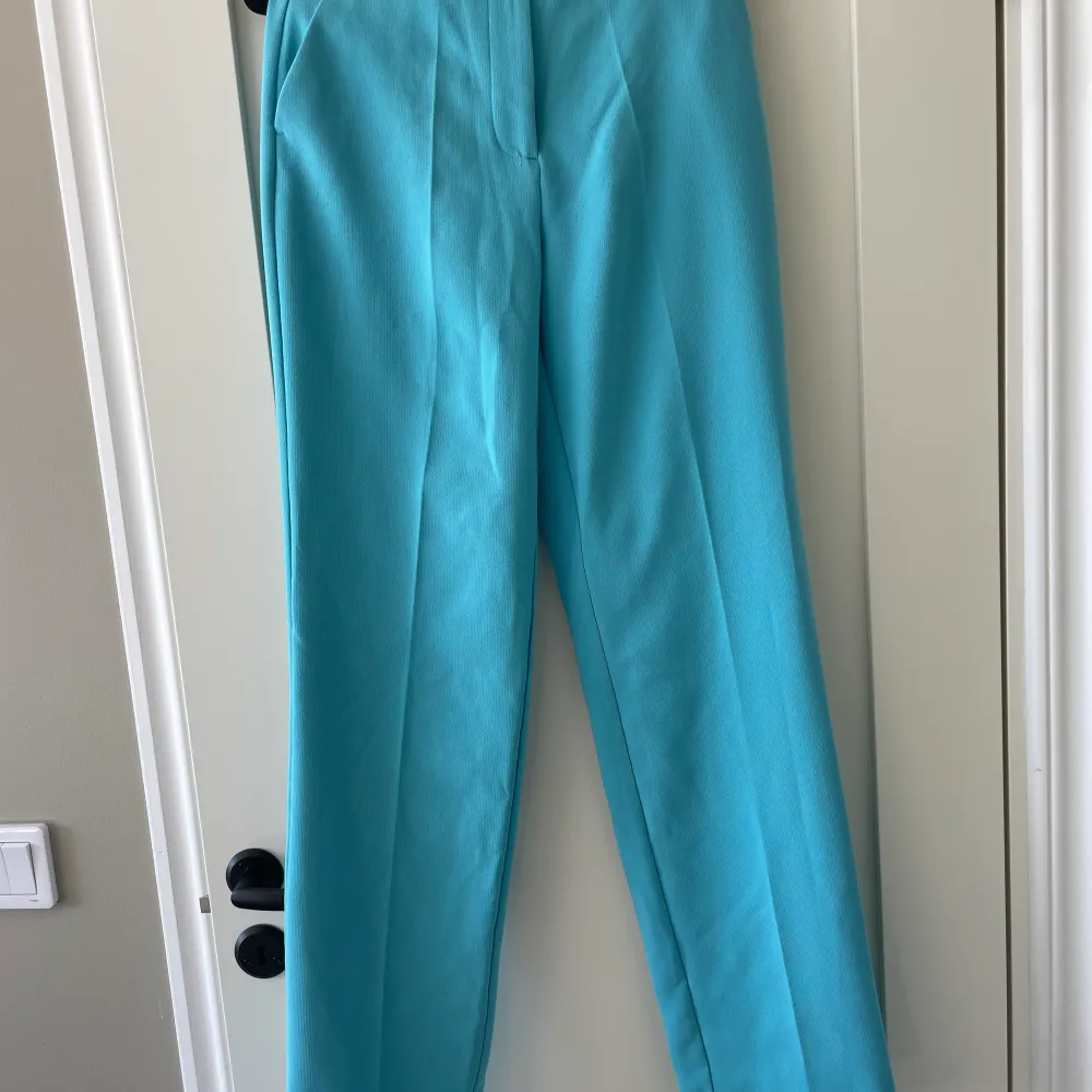 Helt nya!! Superfina klarblå/turkosa kostymbyxor från Na-Kd💙. Jeans & Byxor.