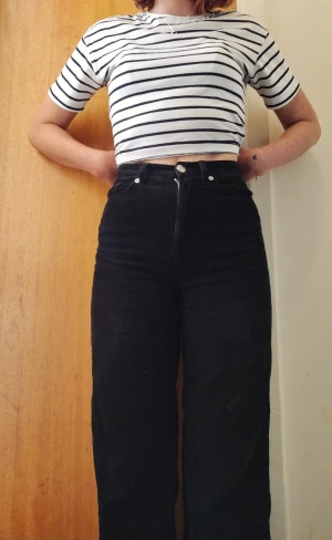 Svarta manchester jeans  - Stl 32. Jättebra passform. Välvända men i ett mycket gott skick. Från Monki.