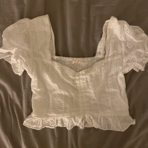 Vit topp - Snygg topp som jag tyvärr vuxit ur. Är i storlek xs men passar även xxs.  Skriv vid funderingar eller frågor💕
