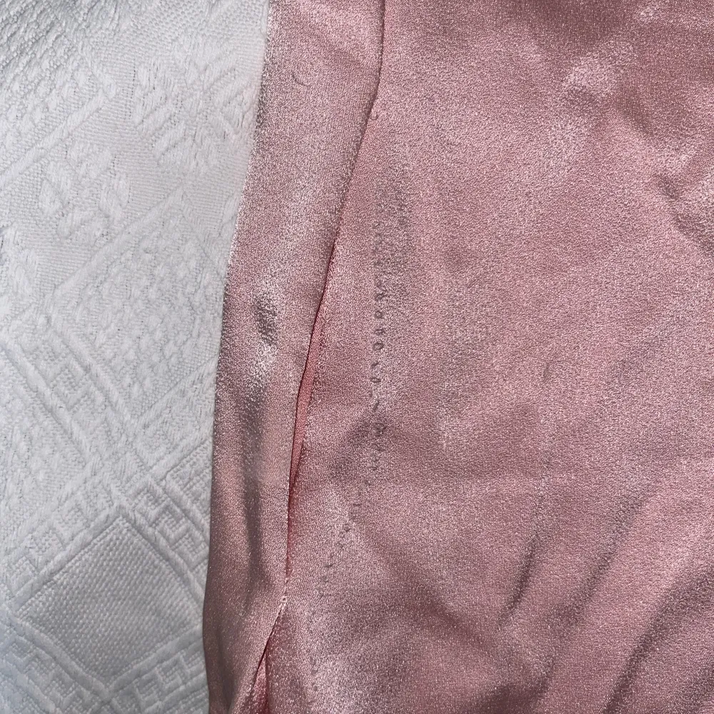 Sjukaste rosa festtoppen med silverglittriga detaljer❤️‍🔥❤️‍🔥 Jag har försökt sy in den så den passar som XS men misslyckades då stygnen gått upp lite här och var! Köp denna om du har tillgång till symaskin och kan dra en söm över mina stygn🥰. Toppar.