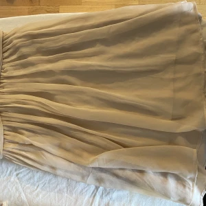 Klänning  - Ärmlös beige klänning