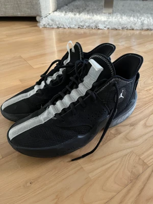Jordans - Säljer mina basketskor då dom aldrig kommer till användning. Bara använda 2-3 gånger så de är i nyskick. Väldigt bekväma med zoom dämpning i framsidan och hälen.