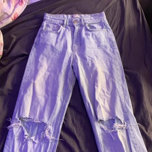 Jeans - Blåa jeans med hål i, storlek 34, väldigt väldigt fina!