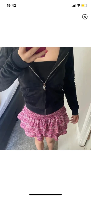 Juicytröja !!!💓🤗 - Säljer min juicy tröja❤️ den är knappt använd precis som ny!!💓stl xs!!🤗säljer för 500 jätte bra pris på tanke på att den knappt är använd!!💓🙈😘