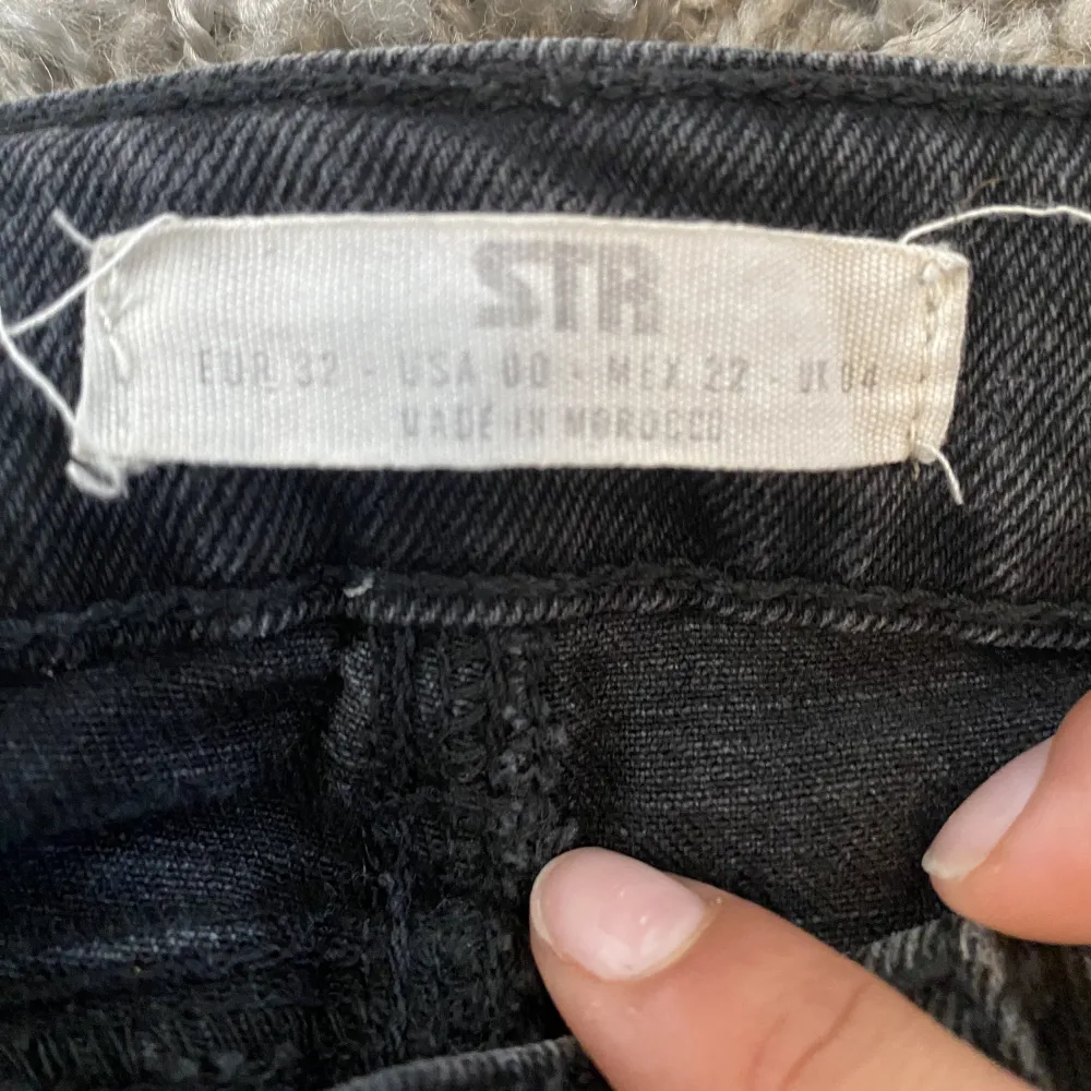 Strl 32, fint skick inga defekter förutom att de är mjukare pga användning. Säljes pga för små! Köpare står för frakt.. Jeans & Byxor.