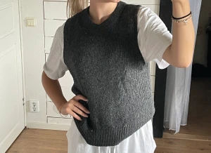 Stickad väst  - Mindre stickad bäst ifrån ONLY Väldigt varm och skön  Använd endast en gång, nyskick  Nypris ca 400