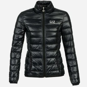 EA7 dunjacka - Emporio Armani dunjacka i helt nytt skick, aldrig använd då storleken köptes fel. Vattentät och kommer med avtagbar luva.  Köpt för 2500 på spartoo , säljs för 500