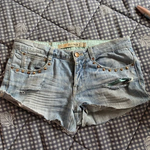 Lågmidjade jeansshorts - Snygga vintage Lågmidjade shorts, köpta för ett tag sedan second hand för 299kr! Säljer då de är för små på mig💕