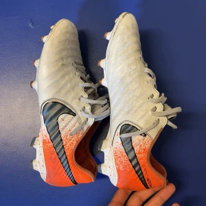 Nike Tiempo fotbollsskor   - Väldigt bra skick, läder och och mjuka fotbollskor 