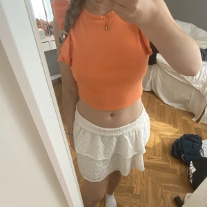 Orange topp från Zara - Söt orange topp från Zara köpt från plick för länge sen. Aldrig använd av mig💕 i gott skick! Pris kan diskuteras💕 kom privat för fler frågor💕