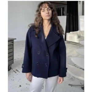 design by si kappa - köptes i vintras och har använts flitigt under våren, den är i bra skick men lite nopprig (kom priv för bild). säljer för jag har för många jackor!! 