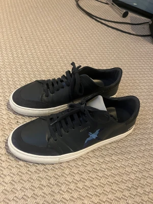 Axel Arigato Clean 90 skor - Köpt från NK. Väldigt lite använda med några tecken av användning, gott skick. Original pris 1900kr