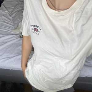 Morris t-shirt - Jag säljer min brors benvita Morris t-shirt då den tyvärr blivit förliten. Den är i herr storlek men är en unisex tröja, alltså till för både tjejer och killar! Nypris ca 600kr. Pris går att diskuteras! Skriv privat för fler bilder! 😊