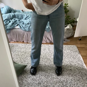 Midrise levis jeans - Midrise levis jeans som sitter som en smäck!! Så himla sköna och perfekt passform och färg❤️👌🏽👌🏽👌🏽knappt använda så väldigt bra skick! W27 och L32 skulle dock säga att de är lite mindre än W27 i midjan