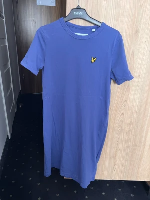 Lyle & Scott T-Shortcuts klänning - Bara använd fåtal gånger, jättebra skick. 