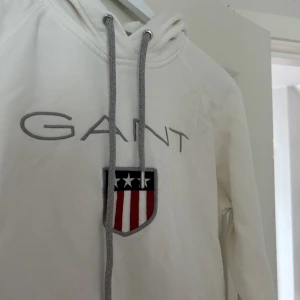 Gant hoodie - Säljer denna snygga gant hoodien då den blivit för liten. Är endast använd 1 gång så är i väldigt bra skick. Hör av dig om du vill ha fler bilder, pris kan diskuteras