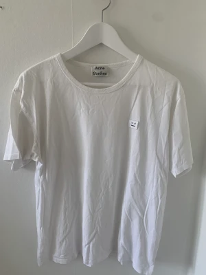Acne studios tisha  - T-shirt från acne jeans. Använt skick. Storlek xs i herr storlek