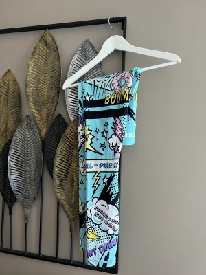 Stronger träningsbyxor - Säljer dessa två träningsbyxor från stronger, använd få gånger och storlek M på båda, säljer för 200kr styck!!💘