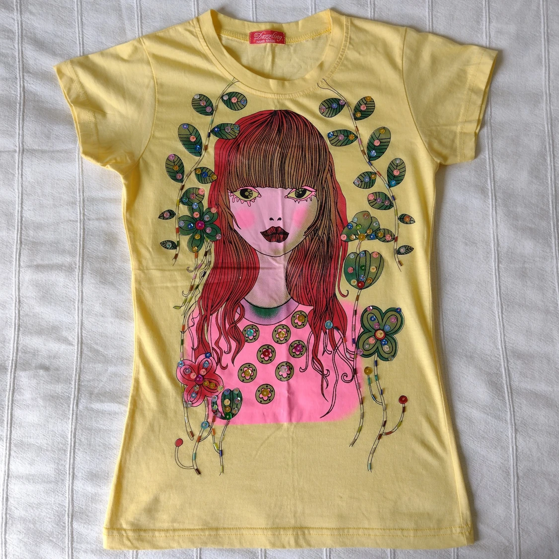 Oanvänd gul topp/t-shirt med tryck och paljetter - storlek XS/S