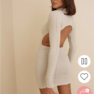 Open back LS Dress - Säljer denna suuuper fina klänning från Nelly helt oanvänd! Säljer då den e för stor. Storlek 40 (L), men passar även M. Nypris 499kr. Har ni några frågor hör av er!🩵