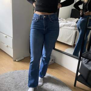 Jeans i mörk tvätt från Gina Tricot. Straight/rak-modell. Storlek 34. 160 cm lång💙