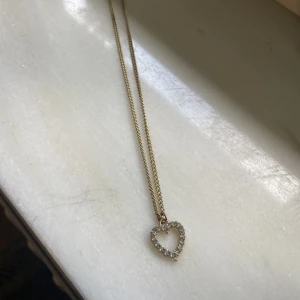 Guld hjärthalsband⚜️ - Köpt på ur & penn och aldrig använts!Passar perfekt till att ge till någon du älskar eller bara att ha på sig ett fint hjärthalsband!🌟Pris: 30kr 💛