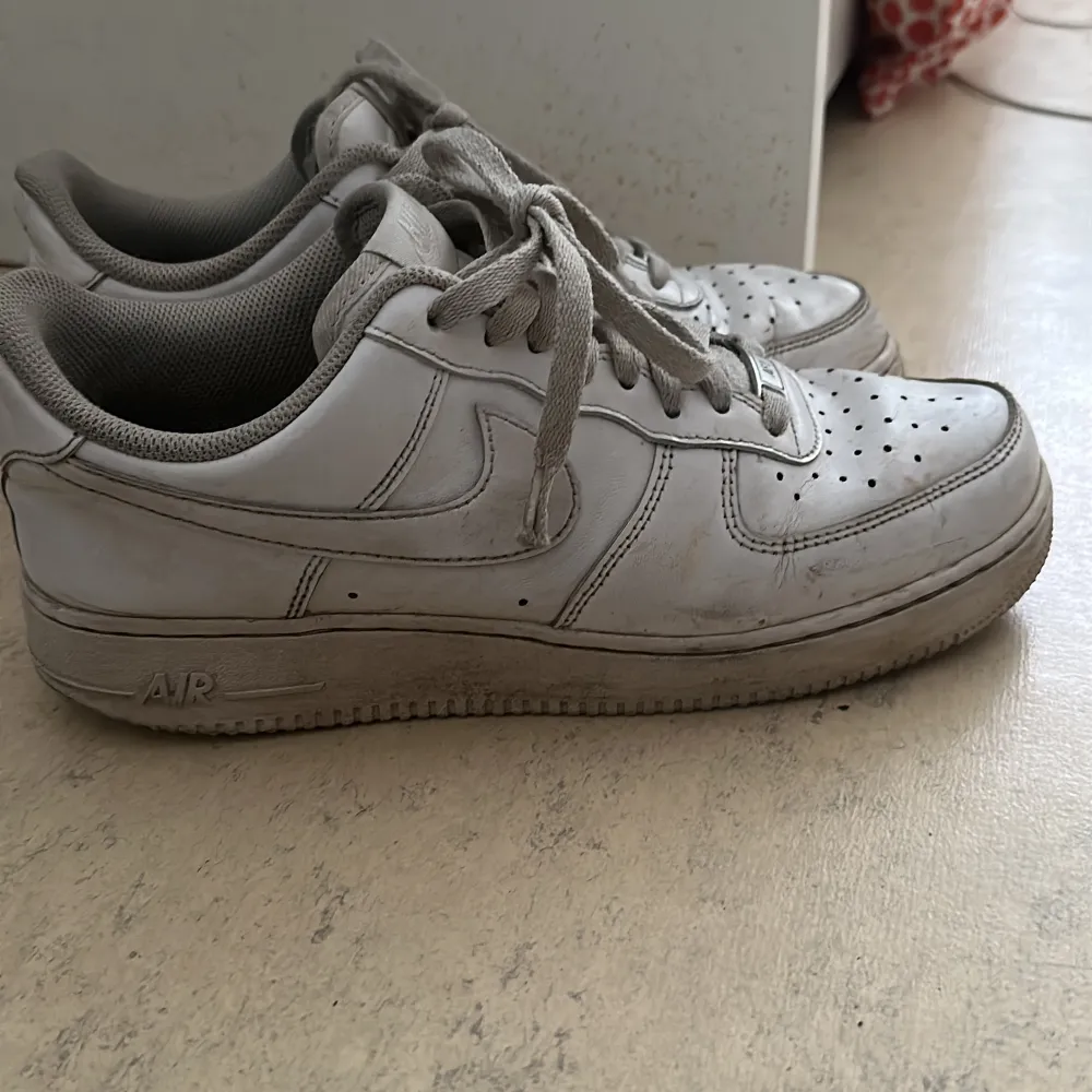 säljer gamla air force 1s som har haft mycket användning. vill få sålt på de så snabbt som möjligt. !fraktar ej! (kan också tvättas innan köp).. Skor.