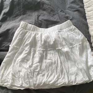Jätte fin vit sommar kjol, den har två lager typ vilket gör att den inte blir genomskinlig! Lagom längd också💕