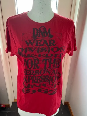 T-shirt med text  - Köpt second hand. Bra skick. 