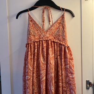 Klänning - Helt oanvänd klänning från Zara. ⭐️💞 Jättefin men kom tyvärr aldrig till användning.💋  Storlek S men är som en xs! Orginalpris: 449kr men säljer för 349kr☺️