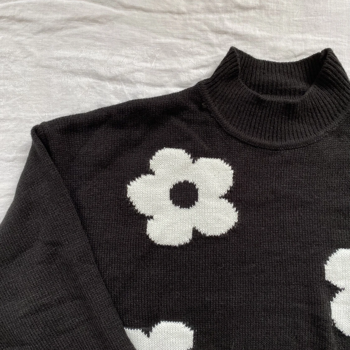 Svart stickad tröja med vita blommor - 91