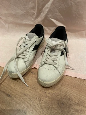 Sneakers  - Säljer mina sneakers som är köpta i Spanien. Dom är extremt bekväma och snygga! Ny pris va 800kr/85euro