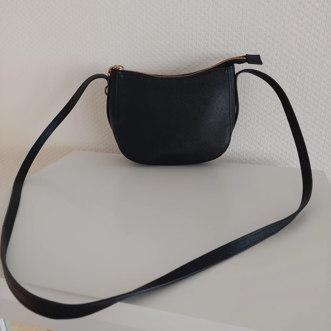 Svart axelremsväska