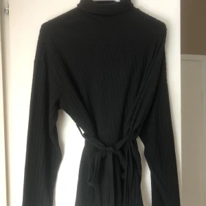 Set tröja och byxa - Ett set med långärmad tröja med snörning i midjan, samt matchande byxor. Storlek L men passar även M