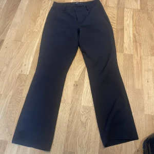 Kostymbyxor bikbok  - Utsvängda Kostymbyxor från bikbok, jätte fint skick. Nypris 499. Strl 42