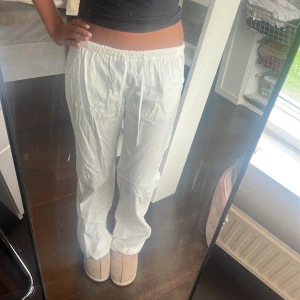 Low Waist Tygbyxor❤️‍🔥 - Säljer dessa så snygga low waist tygbyxorna. Är hur sköna som helst, säljer pgr av att jag råkade köpa två stycken.💓Passar till en som är xs-s-m.
