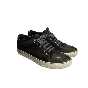 Lanvin cap toe sneakers  Storlek: Uk 9 Cond: 6,5/10 Pris: 1850:-  Skriv pm för mer information 