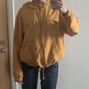 Windbreaker - Gul windbreaker i storlek m. 