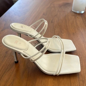 Klackar från Zara  - Klackar från zara. Använda typ 2 gånger. Nypris: 499:-  Strl: 37