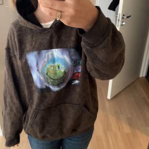 Säljer min astroworld hoodie eftersom den inte riktigt är min stil längre.  Den är äkta och köpt för några år sedan men knappt använt den. Storlek M i herr, skulle dock säga att den är unisex.
