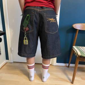 Feta baggy shorts‼️ Perfekt skick, knappt använda Köpta på beyond retro förra året! Midjemåttet hela vägen runt är ca 95 cm