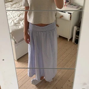 Lång kjol  - Säljer denna fina maxi kjolen. Lappen finns inte kvar men tror den ursprungligen skulle kunna komma från kaphal köpt för flera år sedan. Den är i ett super fint somrigt mönster och har en resår upptill som anpassar sig efter din kropp. Står ingen stolek!