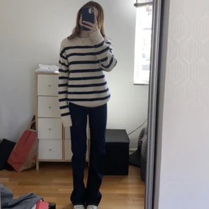 Low waist flare jeans - Flare Low Waist jeans från hm i storlek 34, lite långa på mig som är 163