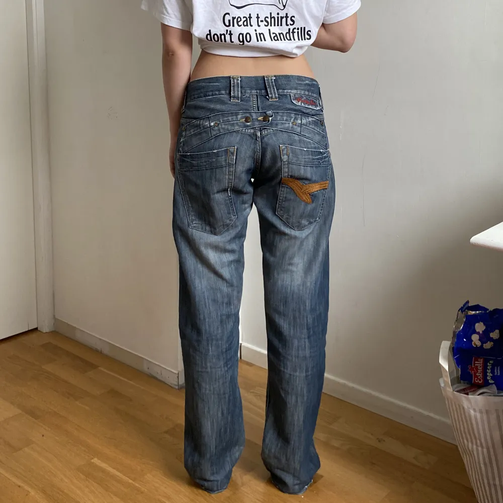 Blå jeans med broderi på fickorna, s/m😊kan skicka midjemått och längd vid intresse🥰. Jeans & Byxor.