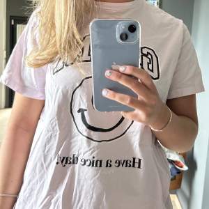 Jättefin rosa oversized have a nice day! Ganni t-shirt. Nypris 1000
