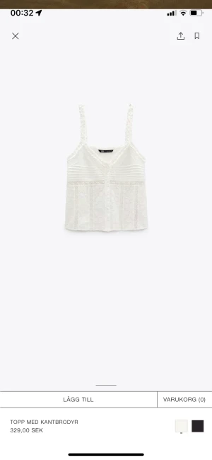 Super söt topp i naturvit💗 - En supersöt topp från Zara i storlek xs med super fina detaljer, toppen har tyvärr inte kommit till användning och är därför i nyskick. Skriv privat om fler bilder på toppen. ( köparen står för frakten)